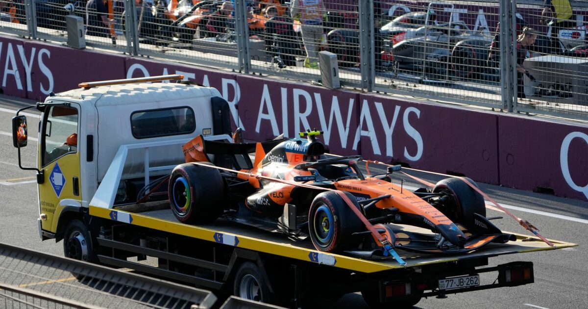Lando Norris scheidet in Baku unverschuldet aus.