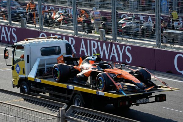 Lando Norris scheidet in Baku unverschuldet aus.