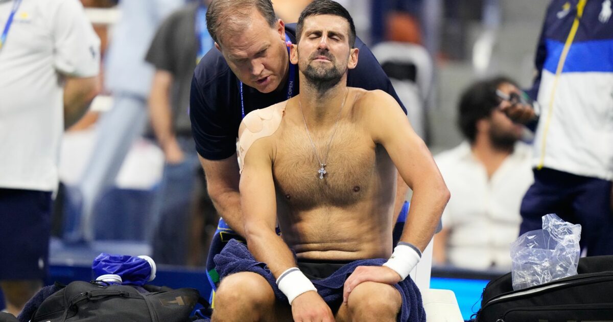Novak Djokovic wird bei seinem Erstrundenaus am Rücken behandelt.