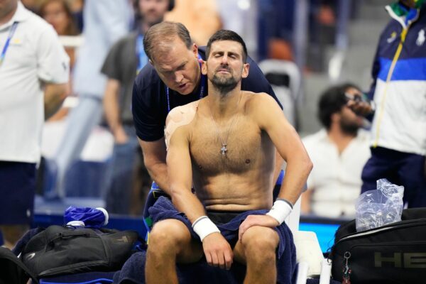 Novak Djokovic wird bei seinem Erstrundenaus am Rücken behandelt.