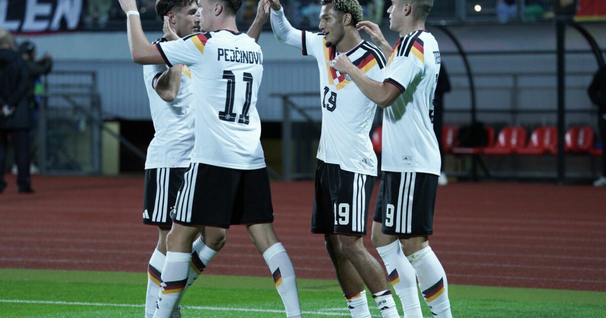 Die deutsche U21 um Paris Brunner (2.v.r.) jubelt über den Sieg in Lettland.