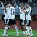 Die deutsche U21 um Paris Brunner (2.v.r.) jubelt über den Sieg in Lettland.