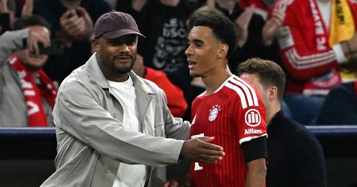 Vincent Kompany nimmt Jamal Musiala nach dessen Auswechslung in den Arm.