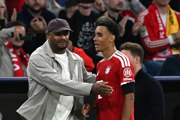 Vincent Kompany nimmt Jamal Musiala nach dessen Auswechslung in den Arm.
