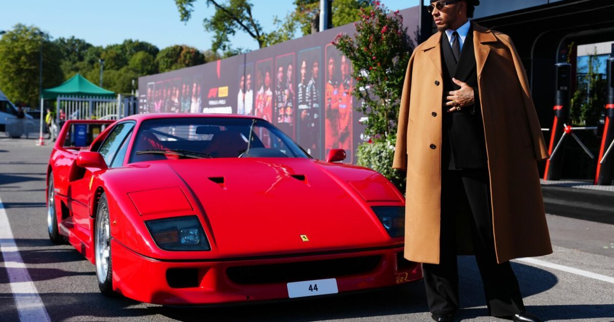 Großer Auftritt: Lewis Hamilton vor dem Ferrari-Heimspiel.