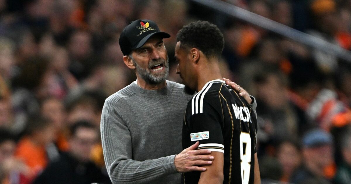 Jürgen Klopp umarmt Torschütze Felix Nmecha bei der Auswechslung.