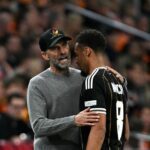 Jürgen Klopp umarmt Torschütze Felix Nmecha bei der Auswechslung.