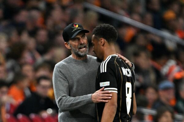 Jürgen Klopp umarmt Torschütze Felix Nmecha bei der Auswechslung.