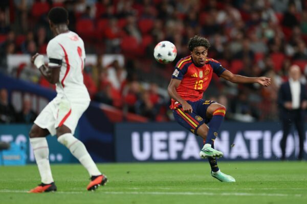 Lamine Yamal (rechts) brachte Spanien gegen England früh in Führung.
