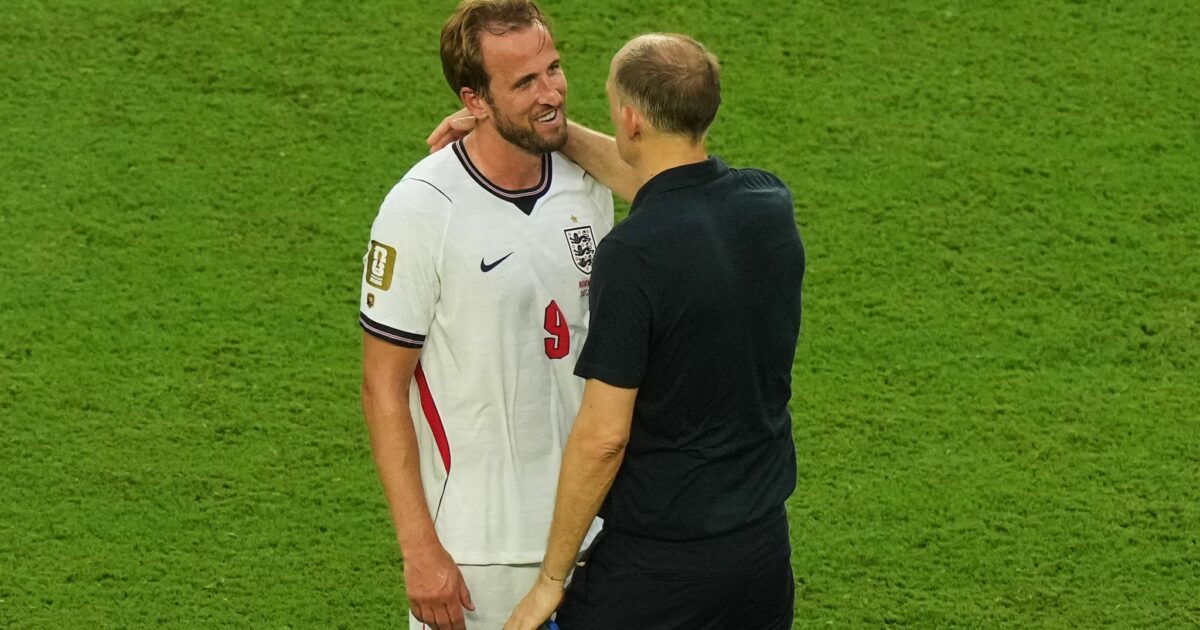 Englands Nationaltrainer Thomas Tuchel (r) schwärmt von seinem Stürmer Harry Kane. (Archivbild)