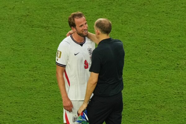 Englands Nationaltrainer Thomas Tuchel (r) schwärmt von seinem Stürmer Harry Kane. (Archivbild)