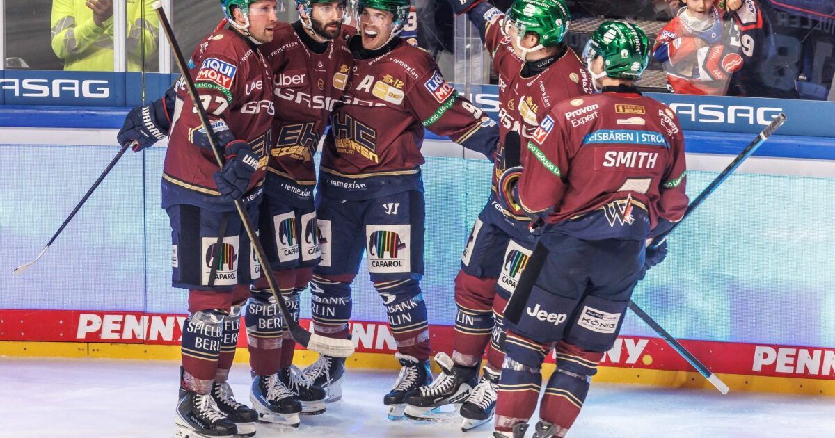 Die Eisbären Berlin bejubeln den Treffer von Liam Kirk (2.v.l.) zum 2:0 gegen die Straubing Tigers.