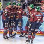 Die Eisbären Berlin bejubeln den Treffer von Liam Kirk (2.v.l.) zum 2:0 gegen die Straubing Tigers.
