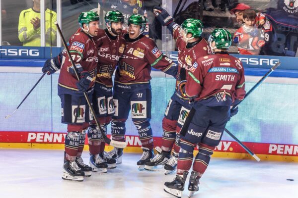 Die Eisbären Berlin bejubeln den Treffer von Liam Kirk (2.v.l.) zum 2:0 gegen die Straubing Tigers.