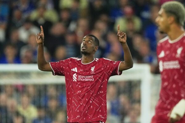 Alexander Isak von Liverpool feiert nach dem zweiten Tor für seine Mannschaft.