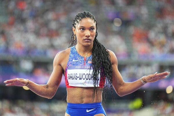 Weitsprung-Olympiasiegerin Tara Davis-Woodhall erlitt bei einem Autounfall eine Gehirnerschütterung. (Archivbild)