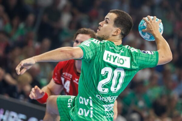 Nationalspieler Tim Freihöfer erzielte acht Tore für die Füchse gegen Burgan (Archivbild)