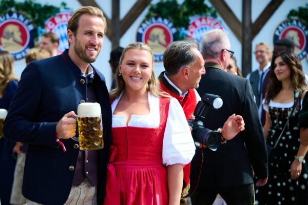Harry Kane und seine Frau beim Besuch des Okterberfests.
