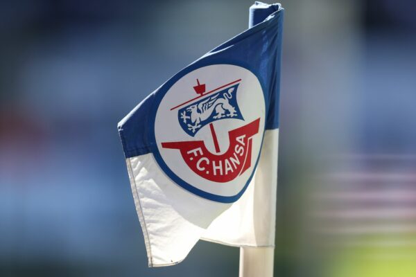 Eine Eckfahne mit dem Vereinswappen des FC Hansa im Rostocker Ostseestadion.