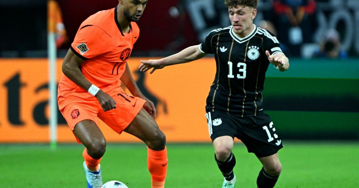 Philipp Treu (r) überzeugte auch in seinen Duellen mit Gegenspieler Cody Gakpo.
