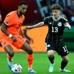 Philipp Treu (r) überzeugte auch in seinen Duellen mit Gegenspieler Cody Gakpo.