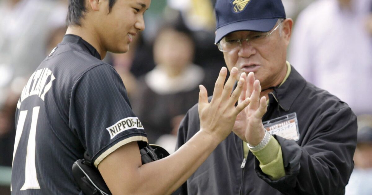 Der japanische Baseball-Star Isao Harimoto (r) ist im Alter von 86 Jahren gestorben.