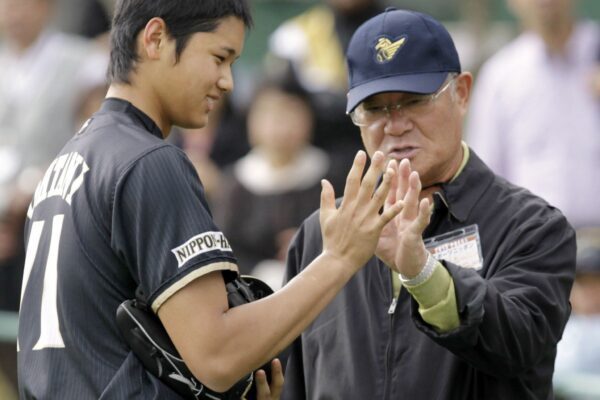 Der japanische Baseball-Star Isao Harimoto (r) ist im Alter von 86 Jahren gestorben.