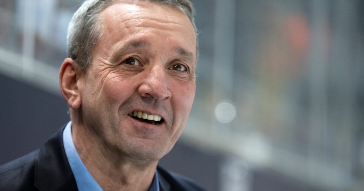 Krefelds Coach Thomas Popiesch bekam es zum DEL-Start mit seinem langjährigen Ex-Club zu tun. (Archivbild)