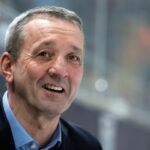 Krefelds Coach Thomas Popiesch bekam es zum DEL-Start mit seinem langjährigen Ex-Club zu tun. (Archivbild)