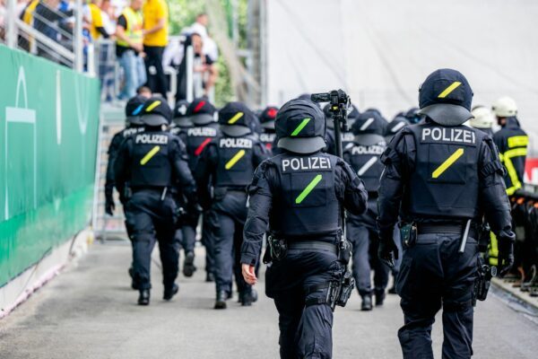 Der DFB wird künftig mögliche Gebührenbescheide für Polizei-Mehrkosten bei Hochrisikospielen an die Vereine weitergeben. (Archivbild)
