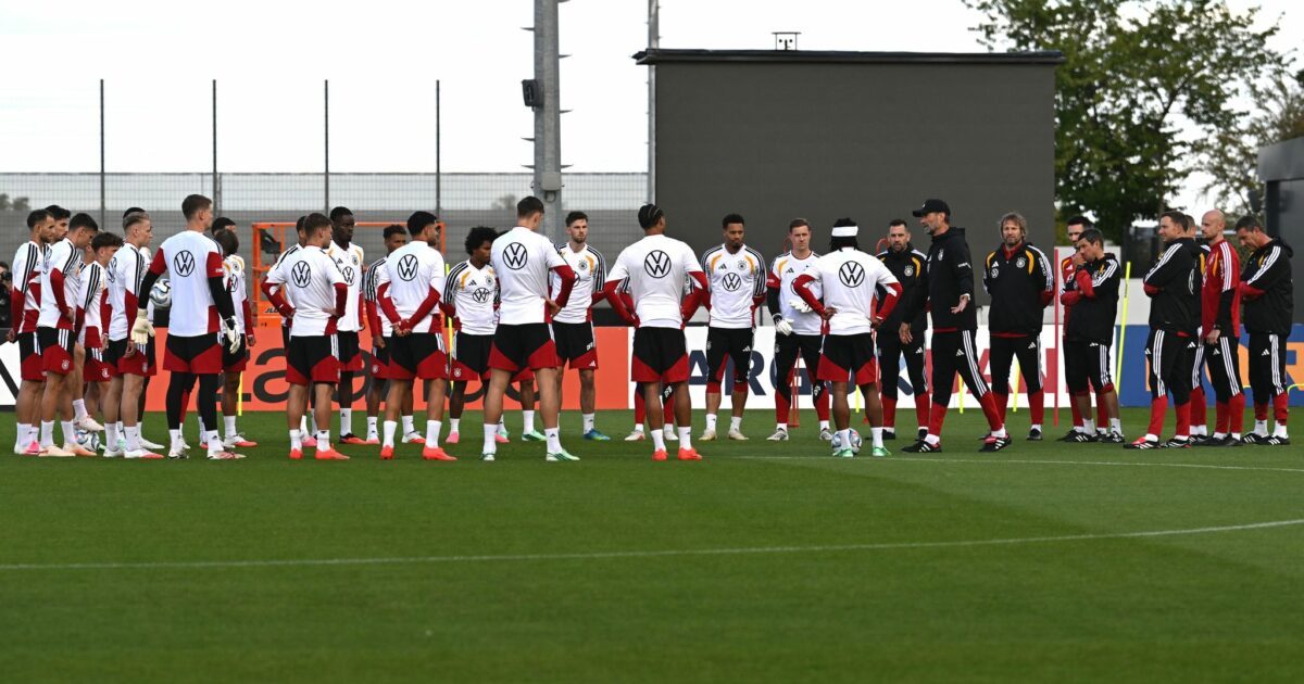 Jürgen Klopp richtet vor dem ersten Teamtraining eine Ansprache an die Nationalspieler.