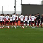 Jürgen Klopp richtet vor dem ersten Teamtraining eine Ansprache an die Nationalspieler.