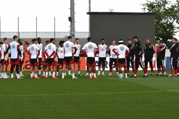 Jürgen Klopp richtet vor dem ersten Teamtraining eine Ansprache an die Nationalspieler.