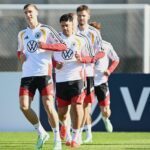 Nico Schlotterbeck (l) kommt nach seiner schweren WM-Verletzung langsam wieder in Form.