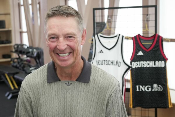 Der ehemalige NBA-Star Detlef Schrempf drückt den deutschen Basketballerinnen bei der WM in Berlin die Daumen.