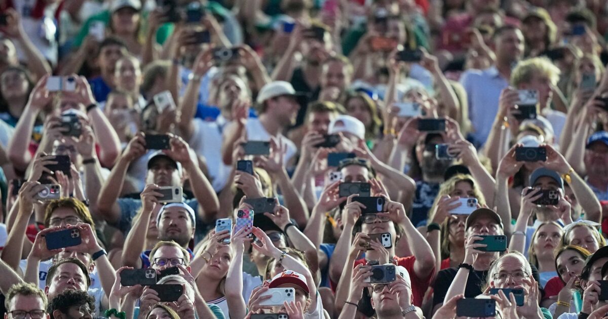 Dass Fans ihre Mobiltelefone zücken