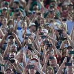 Dass Fans ihre Mobiltelefone zücken