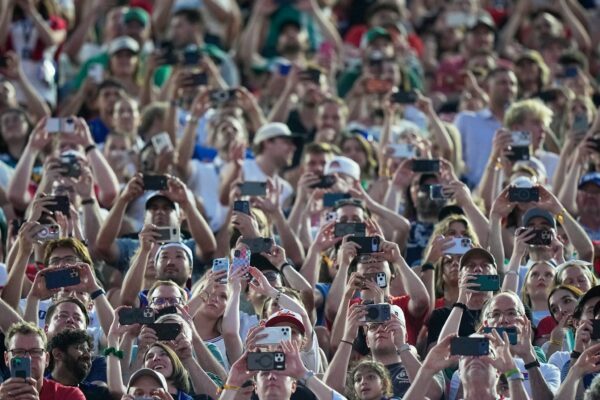 Dass Fans ihre Mobiltelefone zücken