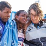 Tigst Assefa musste mit Tränen in den Augen von Lauf-Legende und ihrem Trainer Haile Gebrselassie im Ziel gestützt werden.