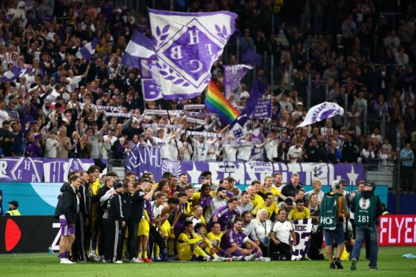 Gruppenbild mit Gegner: Nach dem Pokalspiel feierten die HEBC-Amateure mit den Dortmunder Profis.