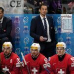 Patrick Fischer (rechts hinten) verfolgt als damaliger Schweizer Nationalcoach das WM-Finale 2024. (Archivbild)