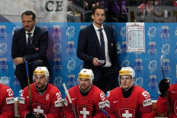 Patrick Fischer (rechts hinten) verfolgt als damaliger Schweizer Nationalcoach das WM-Finale 2024. (Archivbild)