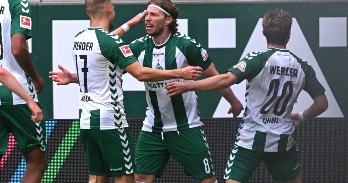 Mitchell Weiser von Werder Bremen (M) jubelt nach seinem Tor zum 3:2 gegen den FC Augsburg.