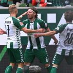 Mitchell Weiser von Werder Bremen (M) jubelt nach seinem Tor zum 3:2 gegen den FC Augsburg.