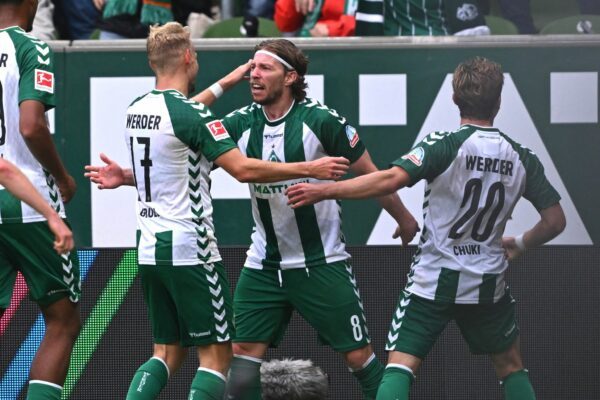 Mitchell Weiser von Werder Bremen (M) jubelt nach seinem Tor zum 3:2 gegen den FC Augsburg.