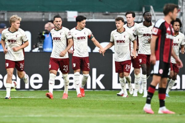Der FC Augsburg bejubelte in Frankfurt den zweiten Saisonsieg.