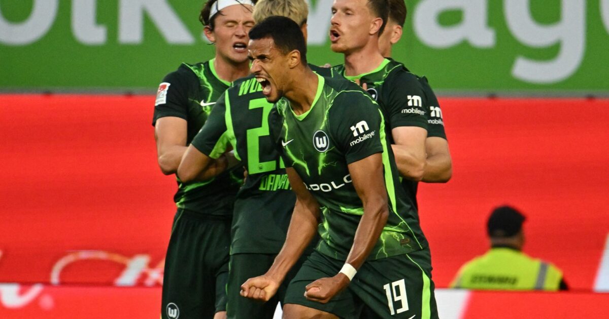 Wolfsburger Jubel nach dem Tor zum 2:1 durch Robert Glatzel.