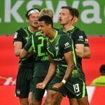 Wolfsburger Jubel nach dem Tor zum 2:1 durch Robert Glatzel.