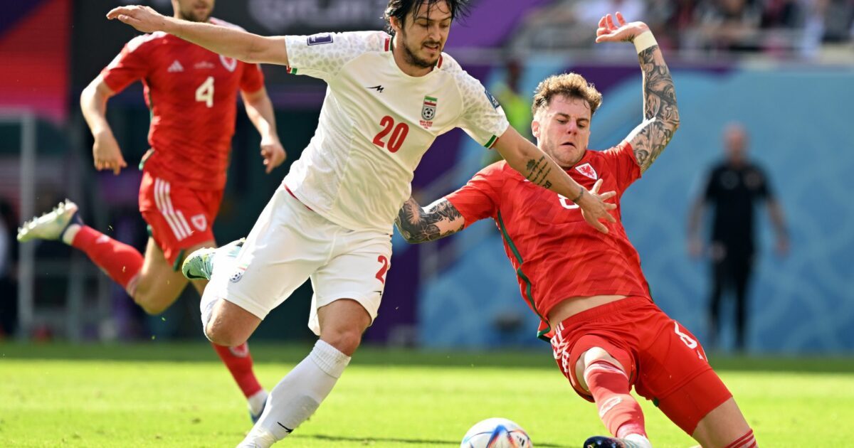 Sardar Azmoun (links) ist nach seiner WM-Ausbootung zurück im Kader der iranischen Nationalmannschaft. (Archiv-Foto)