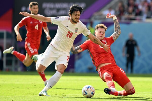 Sardar Azmoun (links) ist nach seiner WM-Ausbootung zurück im Kader der iranischen Nationalmannschaft. (Archiv-Foto)